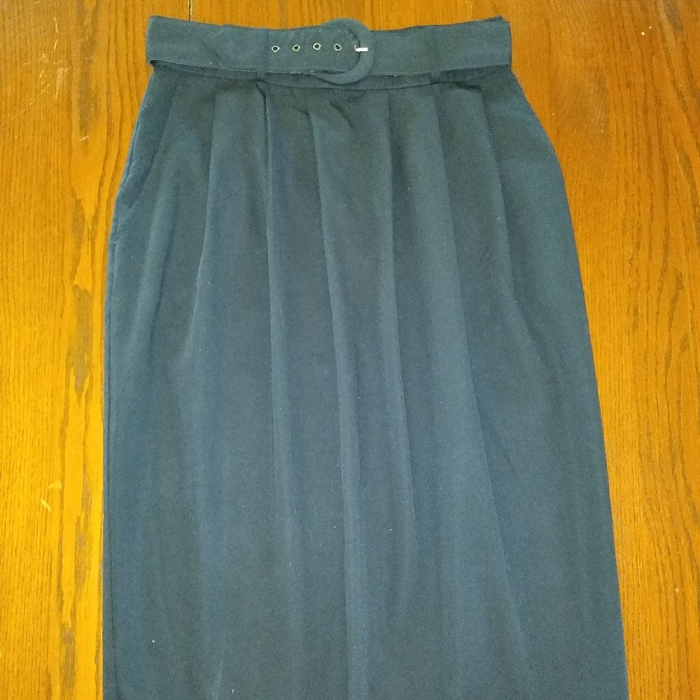 Beautiful, classy Courtney Blake black skirt